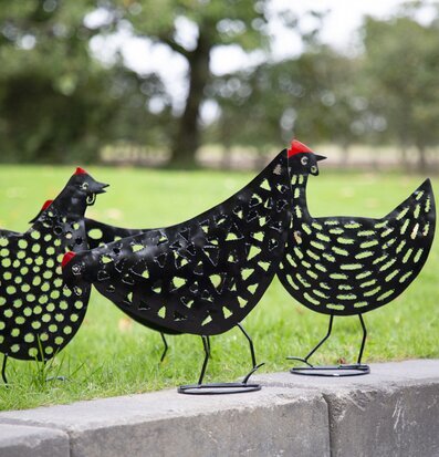 Tupp/Höna Svart Hamrad Plåt från Different Design på mur