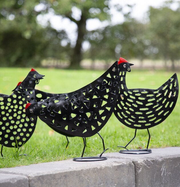 Tupp/Höna Svart Hamrad Plåt från Different Design på mur