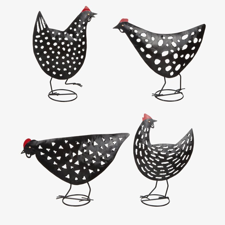 Höna Hamrad Plåt Svart från Different Design mot vit bakgrund