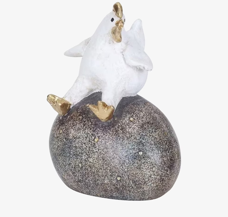 Hönan Gullan På Ägg från Nääsgränsgården, vit höna på ägg