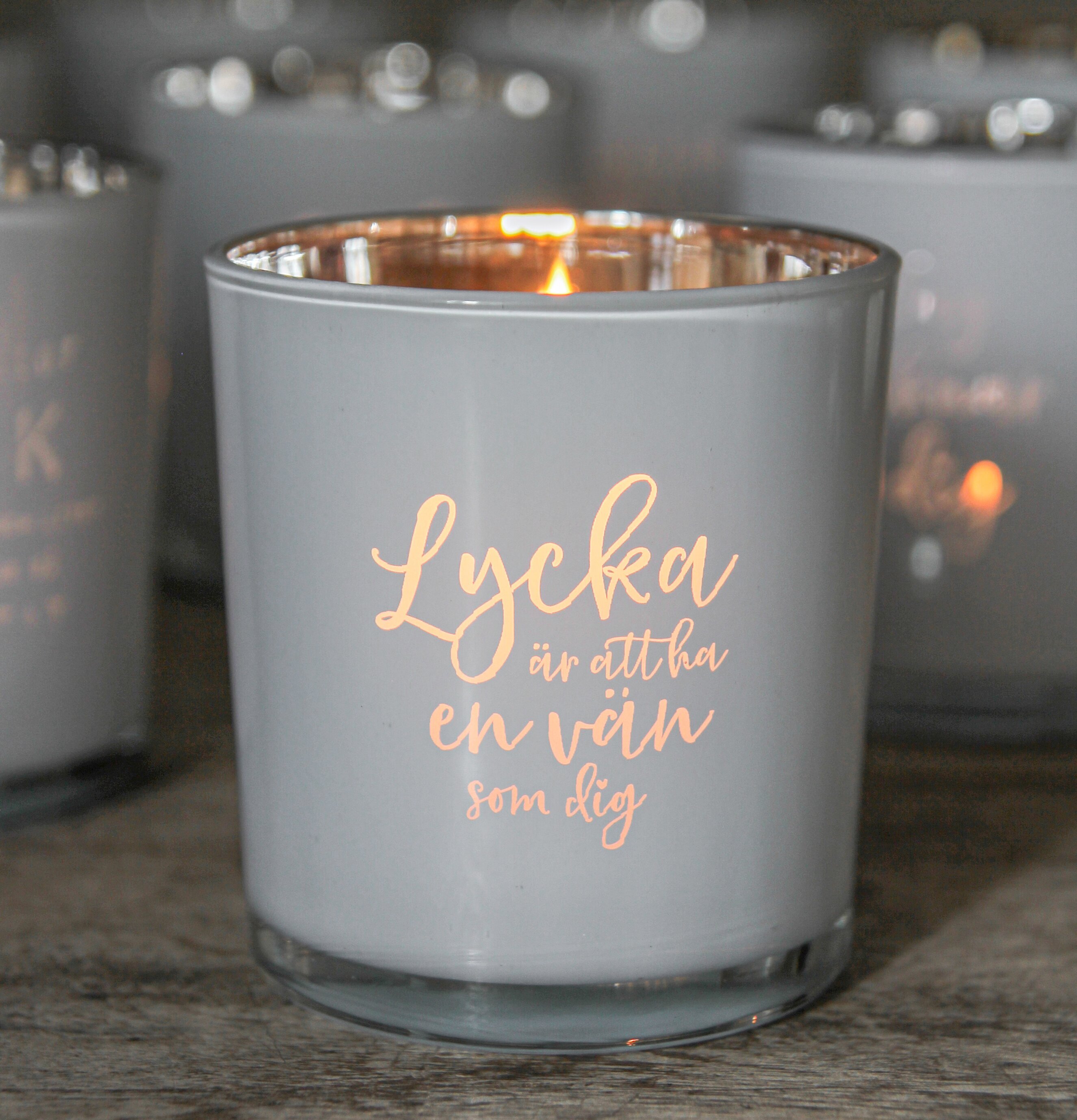 Bild av ljuslykta med budskap om vänskap och lycka