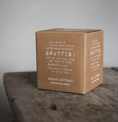 Bild av en festlig och omtänksam ljuslykta i kartong