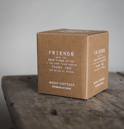 Bild av kartong med budskap om vänskap och hopp