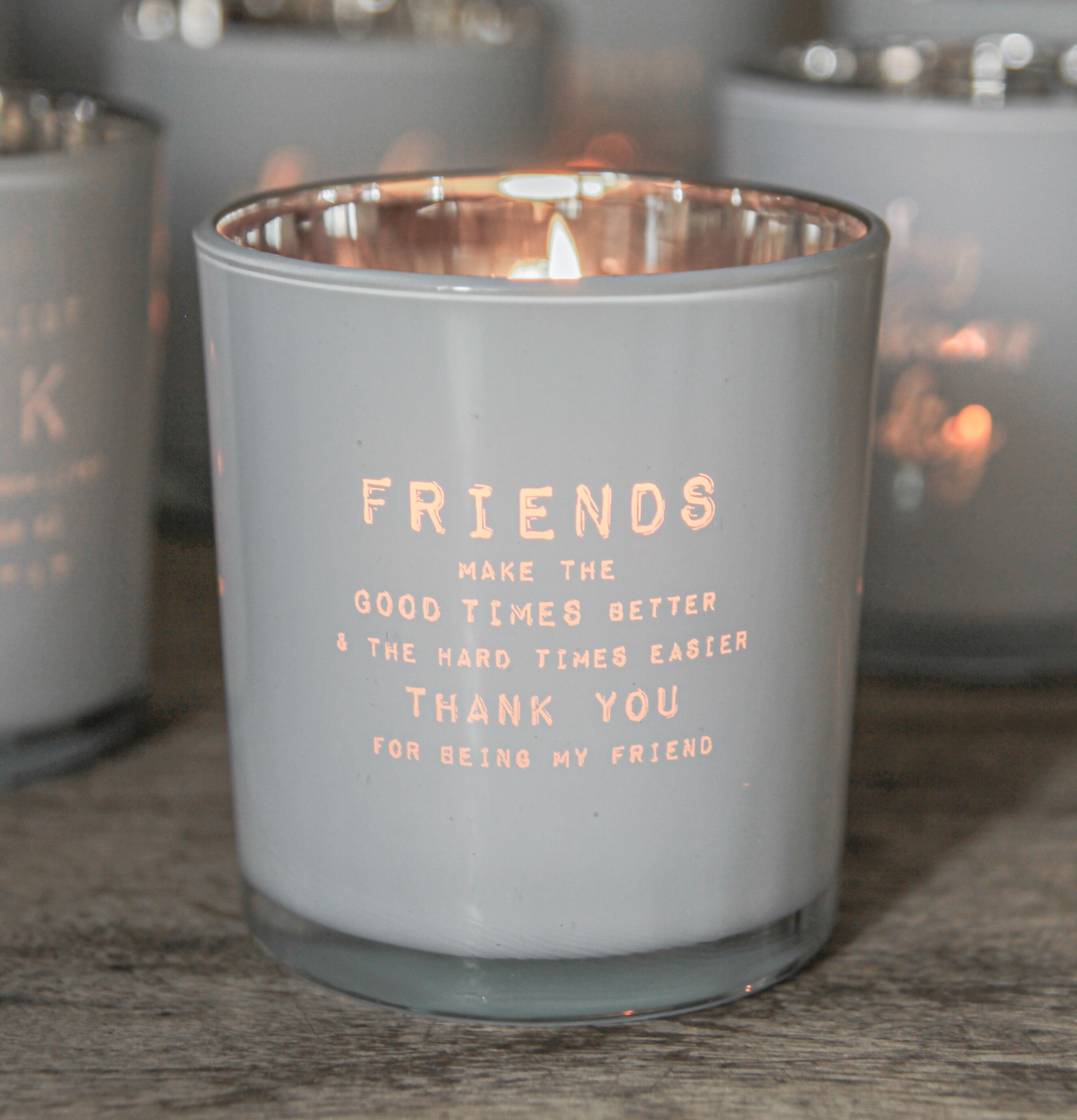 Foto av stilfull ljuslykta med graverat budskap