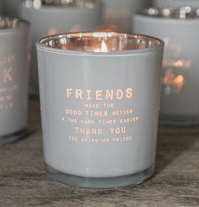 Foto av stilfull ljuslykta med graverat budskap