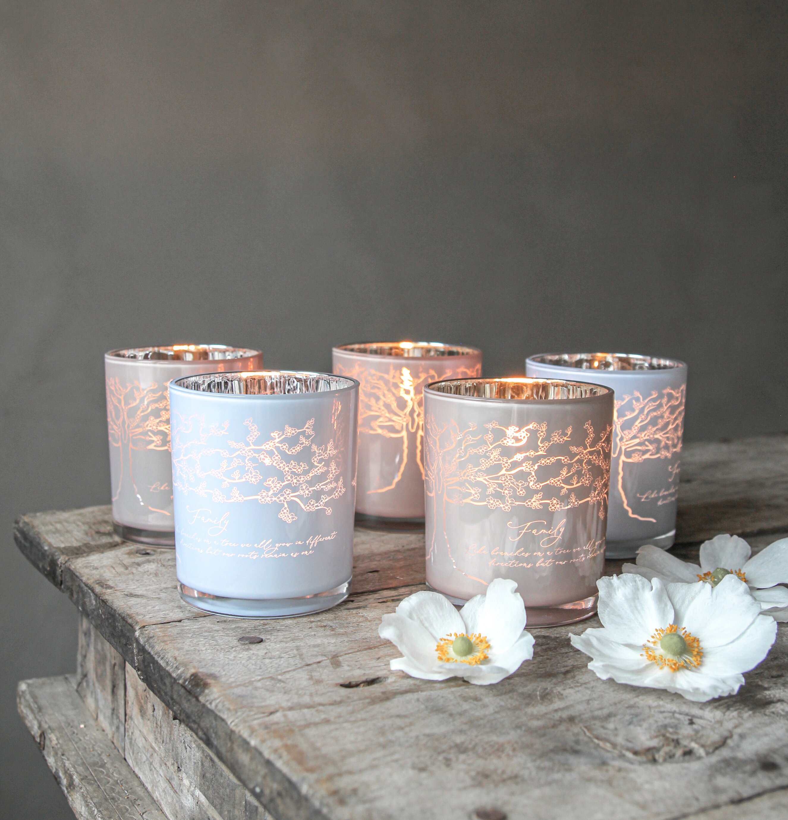 Ljuslykta - Family Vit från Majas Cottage på rustikt bord