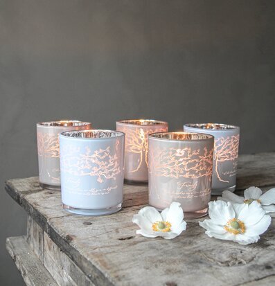 Bild av ljuslyktor i harmonisk och elegant miljö