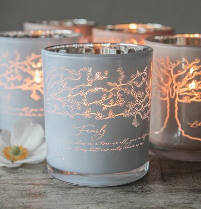 Foto av ljuslykta med blommönster och text Family