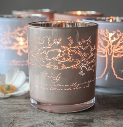 Bild av ljuslykta med blommigt mönster och värme