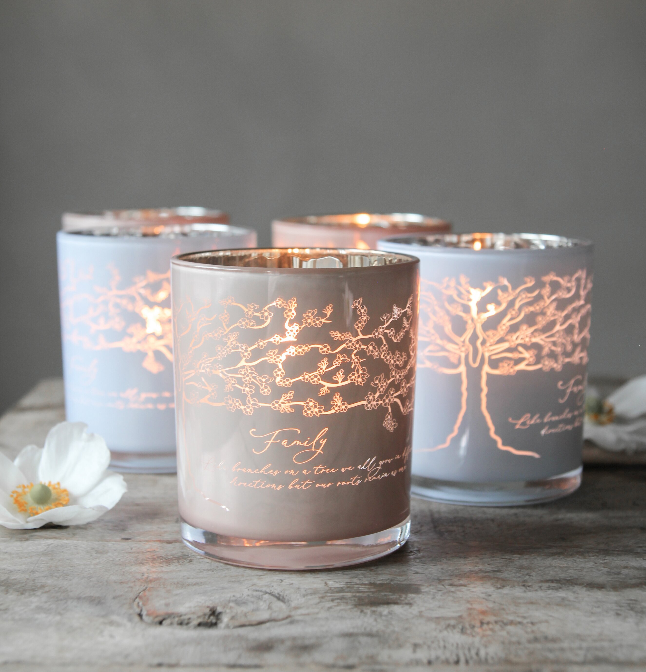 Bild av harmoniska inredningsdetaljer och ljuslyktor