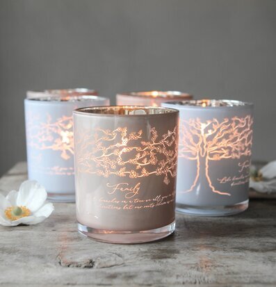 Bild av harmoniska inredningsdetaljer och ljuslyktor