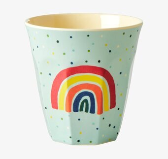 Bild av färgglad mugg med regnbågsdesign och prickar