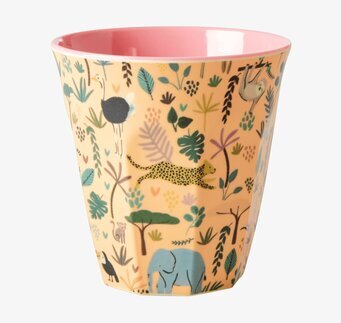 Bild på mugg med djungelmotiv och djurillustrationer