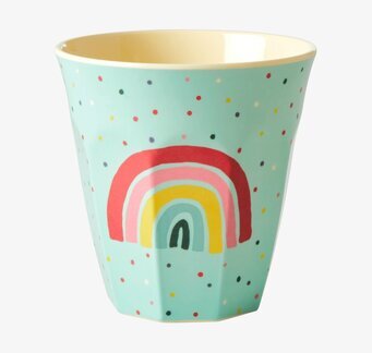 Bild av livfull mugg med lekfullt regnbågsmönster