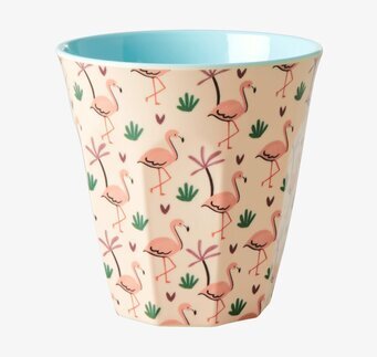 Bild av mugg med rosa flamingos och tropiskt motiv