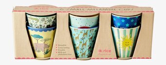 Foto av sex färgglada muggar med unika mönster