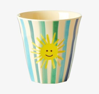 Bild av en färgglad mugg med solmotiv och ränder