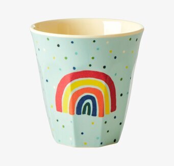 Bild av en mugg med fantasifullt färgglatt mönster