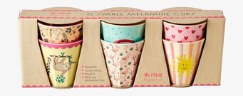 Bild av sex melaminmuggar med lekfulla mönster