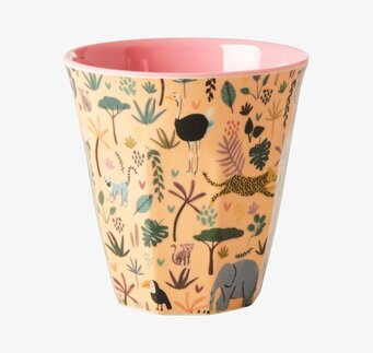 Bild av en mugg med djungeltema och livfull design