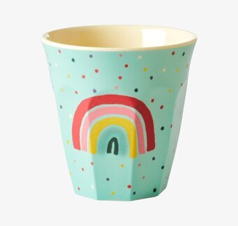 Bild av färgglad mugg med regnbåge och konfettimönster