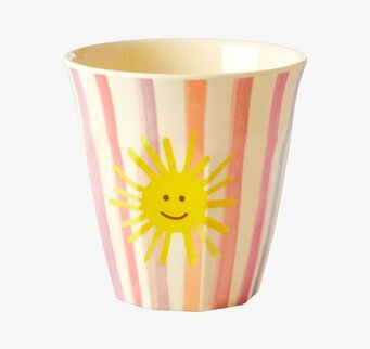 Foto av livfull mugg med rosa ränder och glad sol