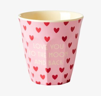 Bild av mugg med hjärtmönster och kärleksfull text