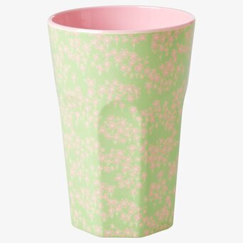 Bild av mugg med blommigt mönster och rosa insida