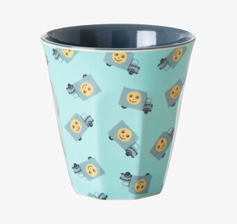 Bild av färgglad mugg med glada fordon och turkos bas