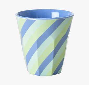 Foto av mugg med lekfulla ränder och harmoniska färger