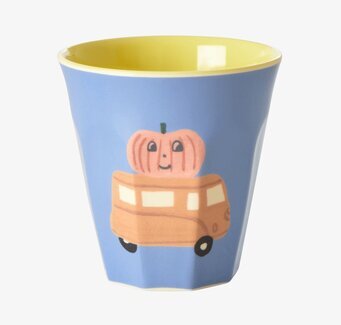 Foto av färgglad mugg med lekfullt bilmotiv