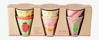 Bild på färgglada melaminmuggar med fruktmotiv