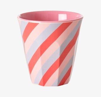 Bild av lekfull mugg med färgglada diagonala ränder