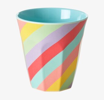 Bild av färgglad mugg med livliga diagonala ränder