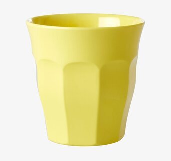 Bild av gul mugg med elegant design och funktionalitet