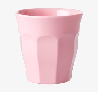 Bild av en rosa mugg med modern och funktionell design