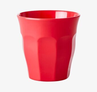 Bild av livfull röd mugg med modern design