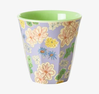 Bild av färgglad mugg med blommönster i pastellfärger