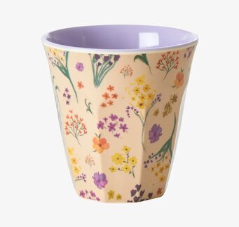 Foto av livfull mugg med blommönster och lavendelton