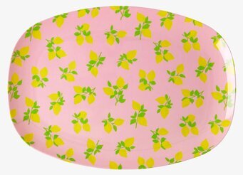 Tallrik Lemon Print från Rice med citronmönster på rosa bakgrund
