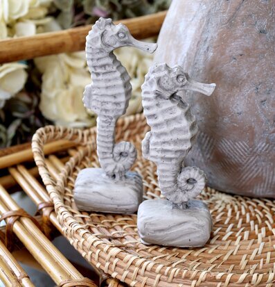 Sjöhäst På Fot Antikgrå #1 från Chic Antique på vävd korg