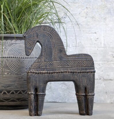 Häst Med Mönster Antikbrun #2 från Chic Antique i rustik miljö