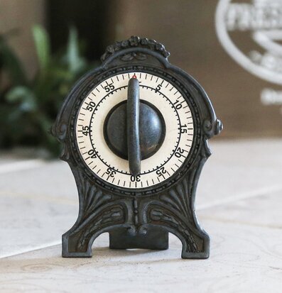 Kökstimer Antikgrå från Chic Antique på en köksbänk