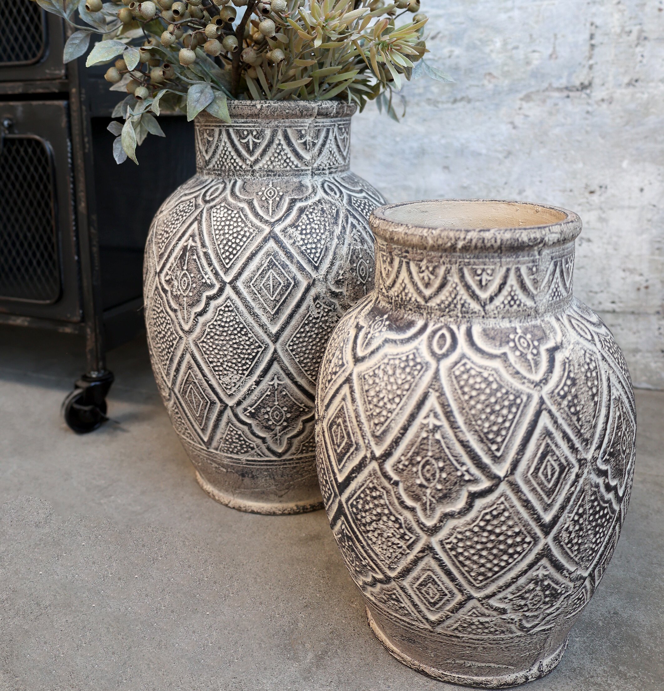 Évron Vas Mörk Natur Stor från Chic Antique i ett rum