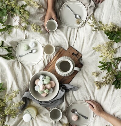 Serveringsskål Mynte Stor - Latte från IB Laursen på dukat bord