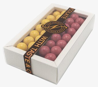 Bild av elegant chokladförpackning med konfektyrer