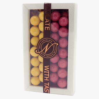 Bild av färgstarka chokladkulor i elegant förpackning