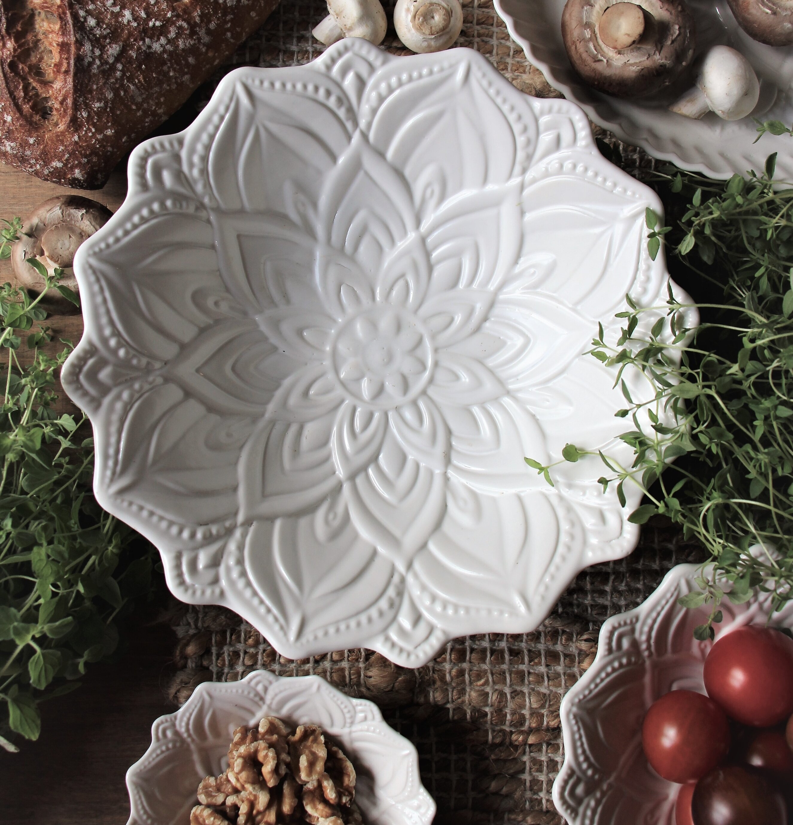 Skål Mandala Large från Majas Cottage på naturlig duk