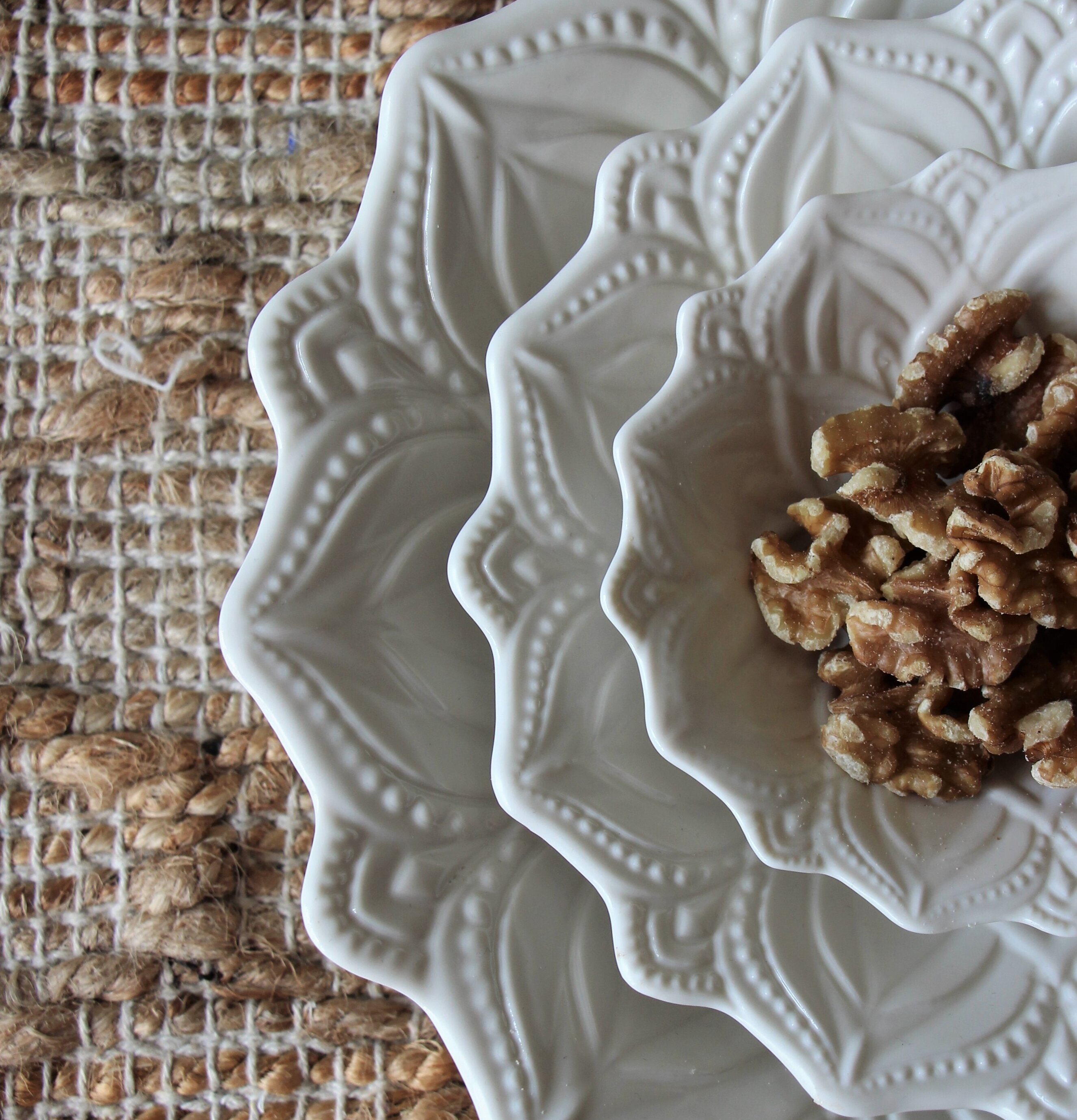 Skål Mandala Large från Majas Cottage fylld med valnötter