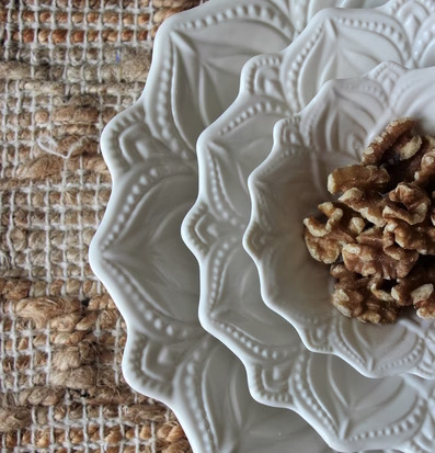 Skål Mandala Large från Majas Cottage fylld med valnötter